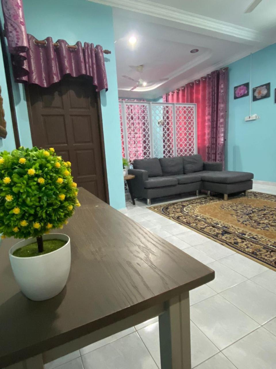 Seri Idaman Guest House Pasir Mas Esterno foto